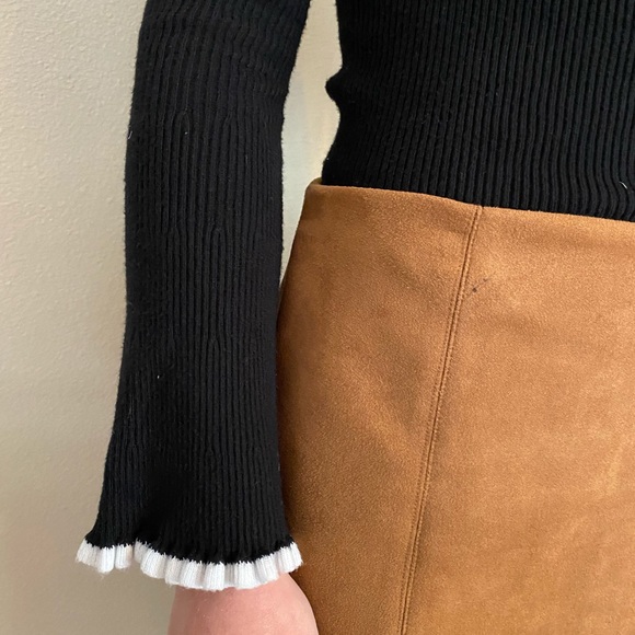 Black sweater with white ruffle cuffs - Picture 2 of 3